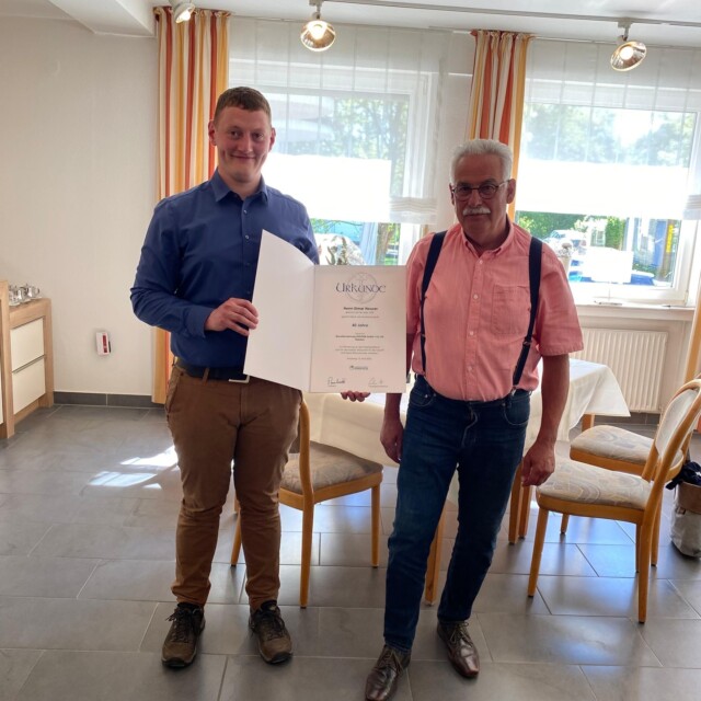 🎉 J U B I L Ä U M 🎉

Seit 40 Jahren ist Elmar bei uns in der Firma tätig und dazu gratulieret Prokurist Maximilian Günther im Namen der gesamtem Bauunternehmung GÜNTHER recht herzlich.

Wir bedanken uns für die Treue und wir freuen uns auf noch weitere gemeinsame Jahre.