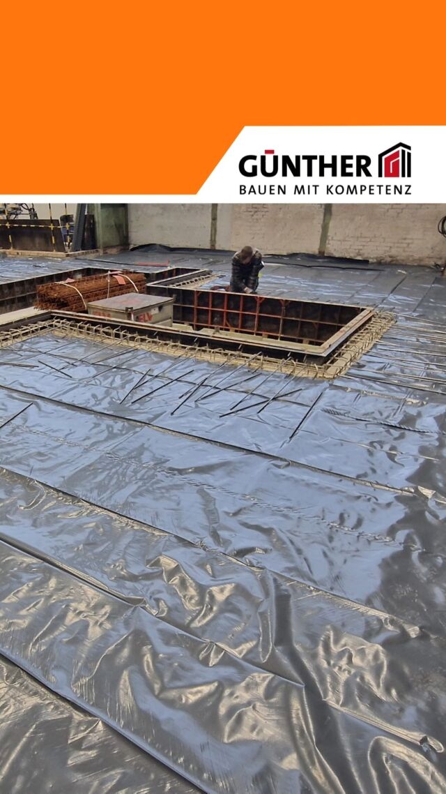 Ein neues Maschinen- fundament wird errichtet. 
Jetzt folgt umlaufend die neue Bodenplatte.

#BauunternehmungGUENTHER
#BauenMitKompetenz
#KommInsGüntherTeam
#Azubi
#Ausbildung
#Karriere
#DualesStudium
#Maurer
#Stahlbetonbauer
#Hochbau
#Tiefbau
#Fertigteilbau
#Fertigteilwerk
#Betonfertigteilwerk
#Handwerk
#Siegen
#Siegenwittgenstein
#Netphen
#Siegerland 
#maschinenfabrikherkules