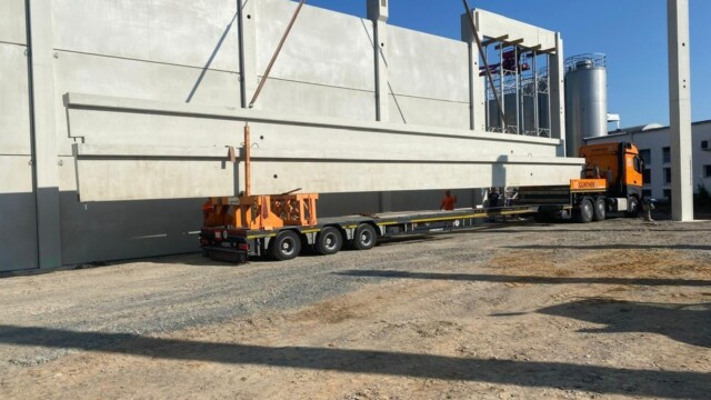 Ankunft der ersten Binder auf der Baustelle in Marburg🚚🎉

Die Binder haben eine Länge von 22,15m und ein Gewicht von 18 to. 

Transportiert wurden die Binder durch unser eigenes Transportunternehmen der GÜNTHER Transport-GmbH.